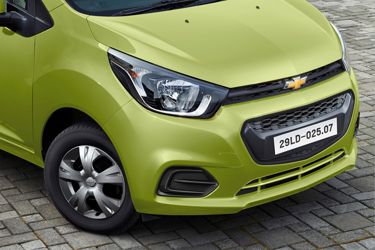 Thiết kế ngoại thất của mẫu xe ChevroletSpark 2017 với phần đầu và cản sau được làm mới. Lưới tản nhiệt được cải tiến làm tăng vẻ thể thao cùng cụm đèn pha và đèn hậu được thiết kế lại. Lốp tiêu chuẩn 165/65 trên Spark 2018 lớn hơn các phiên bản đời trước. Phiên bản cao nhất được trang bị mâm xe 14 inch đa chấu.
