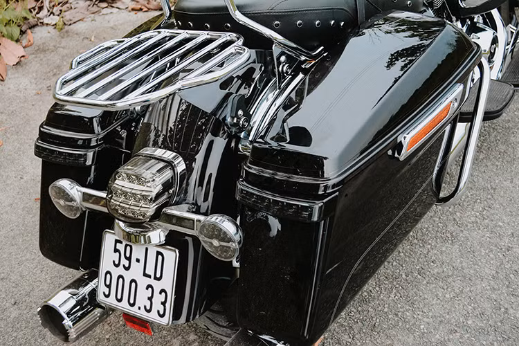 Đuôi xe thiết kế đơn giản, không thay đổi so với thế hệ cũ ngoài việc trang bị đèn full led. Hai bên sườn xe gắn thùng đồ lớn đạt tổng dung tích lên tới hơn 65 lít kèm đèn báo, giúp tăng khả năng chứa đồ, thuận tiện cho những chuyến đi dài. Cốp đồ này có thể mở một chạm tiện lợi. Khí thải từ động cơ V-Twin được dẫn qua cặp pô đặt song song hai bên thân xe.