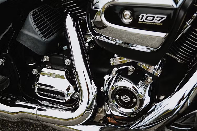 Giống như "người anh em" Harley-Davidson Street Glide Special mới, Road King 2017 sử dụng động cơ Milwaukee-Eight phiên bản 107 inch khối (tương đương 1750 cc), nắp quy-lát tản nhiệt dầu và 6 cấp số đem tới hiệu năng cao hơn hẳn, giúp xe tăng tốc từ 0-100 km/h nhanh hơn 11% so với các dòng động cơ cũ.