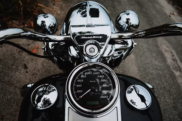 Trên mẫu xe này, bảng đồng hồ được thiết kế đơn giản, chỉ có duy nhất đồng hồ đo tốc độ, cùng với màn hình LED nhỏ báo quãng đường đi và một dải các đèn báo bên dưới. Báo xăng của xe nằm ở nắp trái bình xăng.