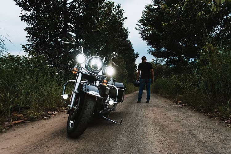 Mẫu xe môtô Road King phiên bản 2017 trong bài viết được cung cấp chính hãng của Harley-Davidson Saigon tại Việt Nam có mức giá khoảng 1,1 tỷ đồng sau thuế. Chiếc Road King 2017 trong bài viết này còn được độ thêm một số phụ kiện đi kèm từ chính hãng như chống đổ, nẹp để chân, gá chằng đồ dựa lưng ngồi sau… cũng có mức giá không hề rẻ.