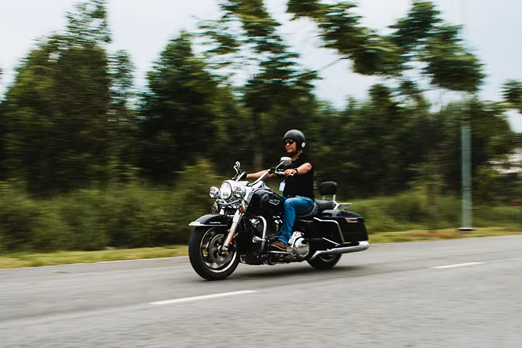 Những fan trung thành cũng có thể yên tâm khi dòng động cơ này vẫn có dạng V-Twin 45 độ cùng thiết kế, cảm giác và tiếng nổ đậm chất HD. Khi cầm lái chiếc xe, khối động cơ sẽ giúp chiếc xe nặng gần 400 kg này có khả năng vận hành tối ưu trên xa lộ và trong các hành trình dài, lúc đó người lái sẽ điều khiển xe một cách thoải mái và hết sức vững chãi.