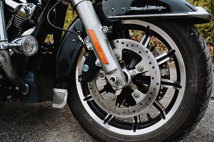 Một trong những thay đổi đáng chú ý trên dòng xe Road King 2017 chính là hệ thống giảm xóc trước, công nghệ Showa Dual Bending Valve. Hành trình giảm xóc 117 mm, với đường kính piston lớn hơn giúp tăng khả năng ổn định ở phía trước. Bộ vành hợp kim phía trước đường kính 17 inch. Road King dùng phanh đĩa đôi, có tùy chọn ABS.