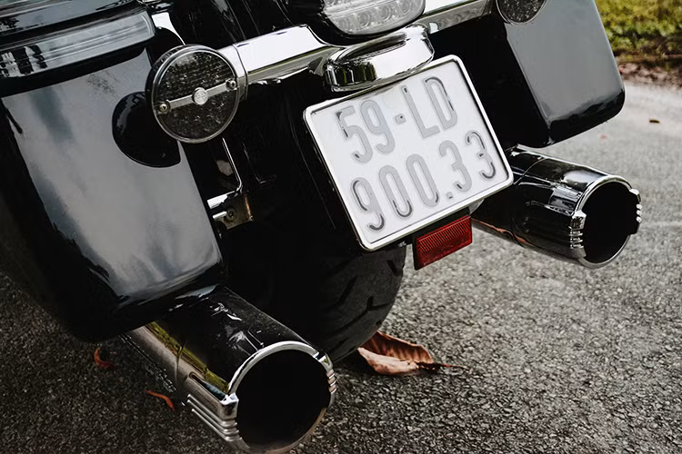 Giảm xóc sau của xe cũng đã được thay đổi và thêm một số tuỳ chỉnh giúp cho việc vận hành đảm bảo, đáp ứng công suất mạnh hơn của khối động cơ mới Milwaukee-Eight. Đồng thời, hệ thống xả của xe được sửa đổi, đặt xa chân người dùng hơn, giúp mang lại cảm giác thoải mái khi sử dụng.