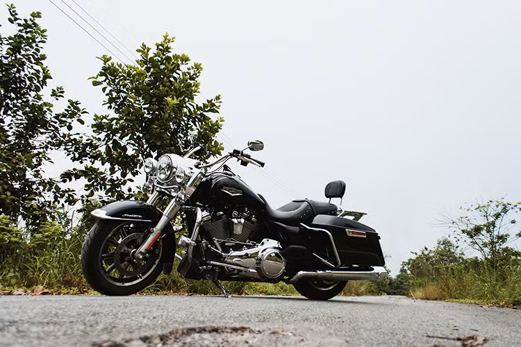 Ra mắt lần đầu tiên vào năm 1994, Harley-Davidson Road King đã thay thế cho dòng Electra Glide Sport trước đây và được coi là phiên bản không quây gió trước của dòng Electra Glide. Trong năm nay, cùng với một số dòng touring và CVO khác, Harley-Davidson Road King 2017 là một trong những dòng Harley-Davidson được nâng cấp động cơ thế hệ mới.