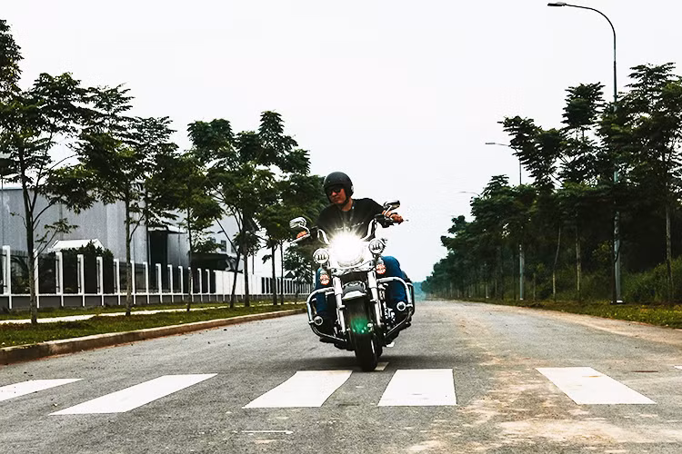 Khi xoay trở trong không gian hẹp, vì tự trọng nặng cùng chiều dài cơ sở lớn nếu chưa quen bạn sẽ khá vất vả để vận hành. Ở các khúc cua hẹp, người cầm lái sẽ phải ôm cua khá rộng để có thể qua được. Đặc biệt, nếu bạn chưa từng điều khiển xe môtô Harley-Davidson cỡ lớn, chắc chắn bạn sẽ gặp rất nhiều khó khăn khi cầm lái Road King. Nhưng một khi đã thuần hóa được "con mãnh thú" này - bạn chắc chắn sẽ “nghiện”.