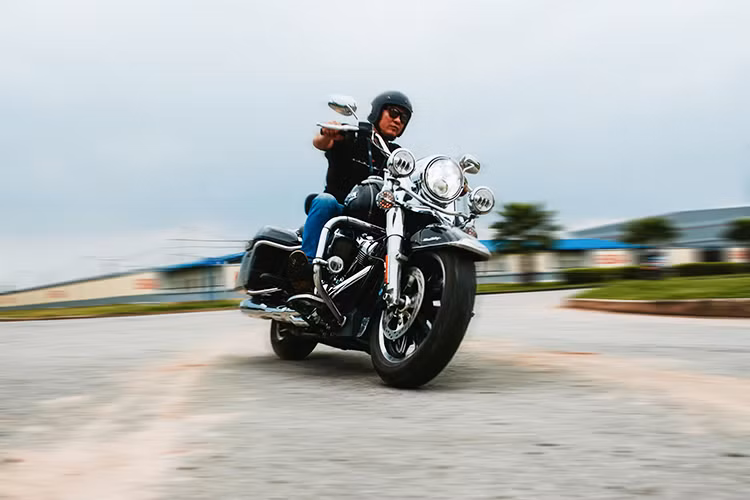Những chiếc môtô Harley–Davidson luôn khiến cho hàng triệu tín đồ chơi xe trên Thế giới phải ngưỡng mộ bởi vẻ đẹp cũng như truyền thống hơn 100 năm của nó. Mỗi mẫu xe của Harley đều mang một vẻ đẹp riêng biệt, không hề giống bất cứ mẫu xe hay dòng xe của hãng nào. Nhưng với những chiếc xe đường trường "hàng khủng" mang thương hiệu Mỹ này, bạn cũng cần chú ý đến mức giá không hề rẻ khi sở hữu "đam mê".