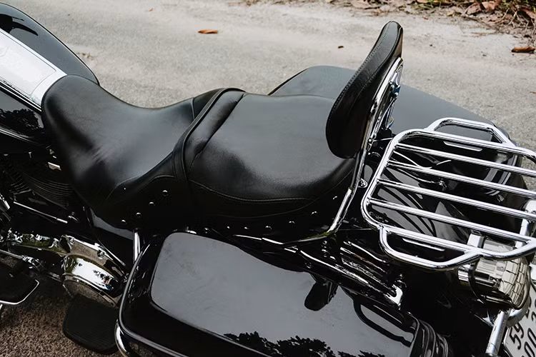 Là một mẫu xe đường trường, Road King 2017 sở hữu chiều cao yên khoảng 705mm. Xe được trang bị bộ yên dày với thiết kế dạng "ghế bành" ở phía người lái cho tư thế ngồi thoải mái khi đi xa và cũng rộng hơn ở vị trí người ngồi sau (kết hợp phụ kiện tựa lưng). Yên xe được làm bằng da và có những con ốc bấm đầy vẻ phong trần.