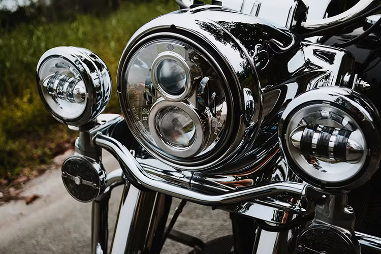 Được ví với cái tên "vua đường trường", Road King 2017 có chiều dài 2.450 mm, trục cơ sở 1.625 mm. Chiều cao yên 705 mm. Trọng lượng xe khá nặng, khoảng 375 kg, song phần nào giúp chiến mã này đầm hơn khi chạy ở tốc độ cao. Phần đầu xe với đèn pha lớn đi kèm 2 đèn phụ tăng khả năng chiếu sáng cùng vỏ bọc ngoài Hiawatha ra đời những năm 1960.