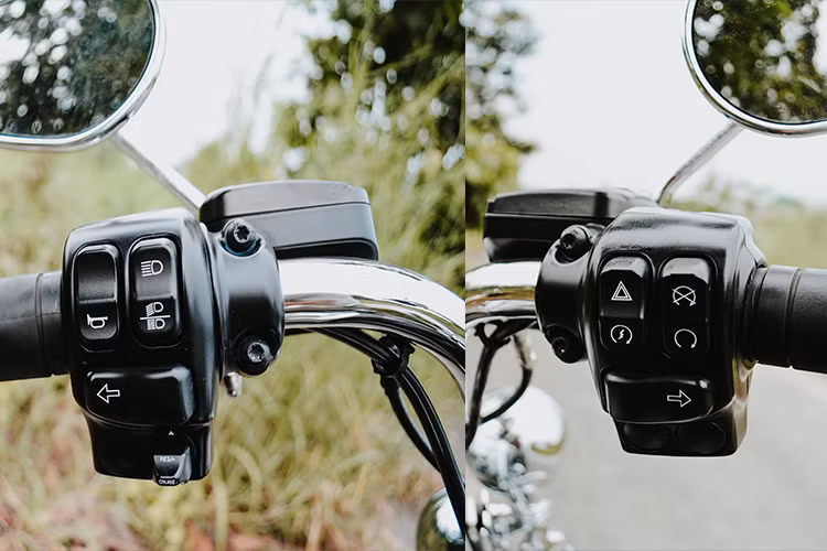 Với tay lái cao và rộng, dễ điều khiển - Road King 2017 mang đậm nét của một chiếc xe đường trường cổ điển nhưng không bị mất đi sự linh hoạt khi điều khiển. Trên phiên bản mới này, xe cũng được trang bị sẵn hệ thống giữ ga tự động Cruise Control với núm chỉnh trên cùm công tắc.