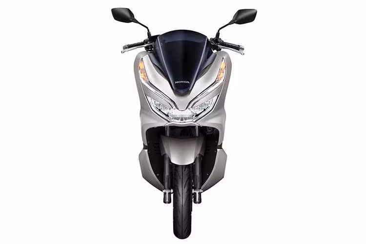 Phía trước của xe được cải tiến hơn bằng cách tạo thêm điểm nhấn cho phần đèn trước thông qua việc sử dụng tấm ốp đặt giữa đèn pha và đèn định vị, đồng thời vị trí của 2 đèn cũng được bố trí chếch lên phía trên, góp phần tăng thêm độ sắc sảo và cảm giác bề thế của cụm đèn, mang lại cảm giác oai vệ và hiện đại cho phần đầu xe.