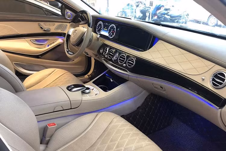 Mercedes-Maybach S600 đời 2016 sử dụng động cơ V12 tăng áp kép, dung tích 6.0 lít, sản sinh công suất cực đại 530 mã lực và mô-men xoắn cực đại 830 Nm. Kết hợp với hộp số tự động 7 cấp 7G-Tronic Plus, xe mất 5 giây để tăng tốc từ 0-100 km/h trước khi đạt vận tốc tối đa 250 km/h.