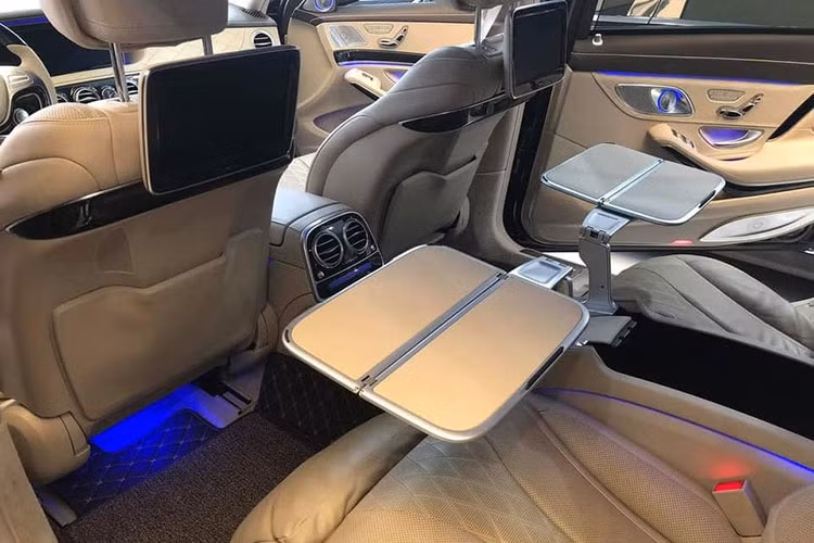 Hàng ghế sau của xe có khoảng duỗi chân khá thoải mái nhờ trục cơ sở kéo dài. Nệm dầy, đặc biệt ghế master bên phía tay phải còn có nệm kê chân và chế độ masage cho chủ nhân giảm mệt mỏi. Trên bảng táp lô và cả hàng ghế sau đều được trang bị hệ thống màn hình giải trí đa phương tiện...