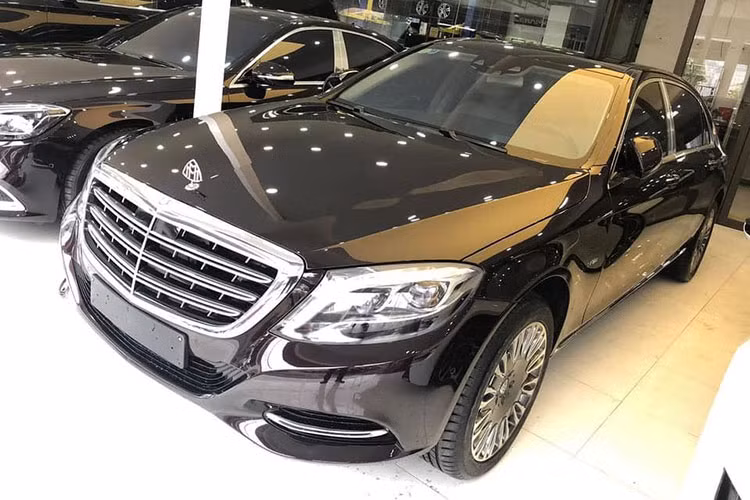 Ra mắt thị trường Việt Nam vào hồi đầu năm 2015, mẫu xe siêu sang Mercedes Maybach S600 mới được định vị ở phân khúc siêu sang. Chính vì vậy, đây không chỉ là phiên bản kéo dài trục cơ sở thông thường trên dòng S-Class, Maybach S600 còn được trang bị nhiều công nghệ cũng như tiện nghi cao cấp nhất của hãng.
