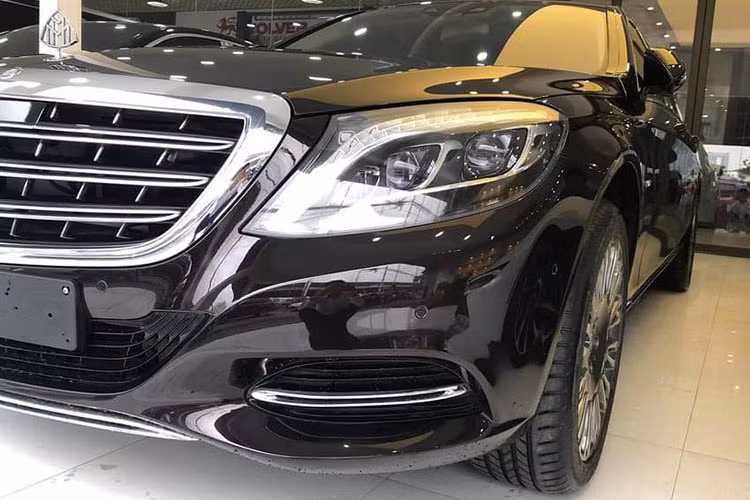 Mercedes-Maybach S600 sở hữu chiều dài 5.453 mm, với trục cơ sở kéo dài thêm 20 cm, Maybach S600 khác biệt hoàn toàn so với những chiếc Mercedes-Benz S-Class thông thường. Nhìn từ bên hông, chiếc xe siêu sang của Mercedes mang nhiều đường nét thiết kế của mẫu Maybach 57 vang danh một thời. 