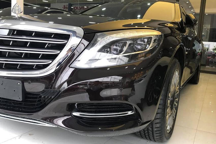 Mercedes-Maybach S600 sở hữu chiều dài 5.453 mm, với trục cơ sở kéo dài thêm 20 cm, Maybach S600 khác biệt hoàn toàn so với những chiếc Mercedes-Benz S-Class thông thường. Nhìn từ bên hông, chiếc xe siêu sang của Mercedes mang nhiều đường nét thiết kế của mẫu Maybach 57 vang danh một thời. 
