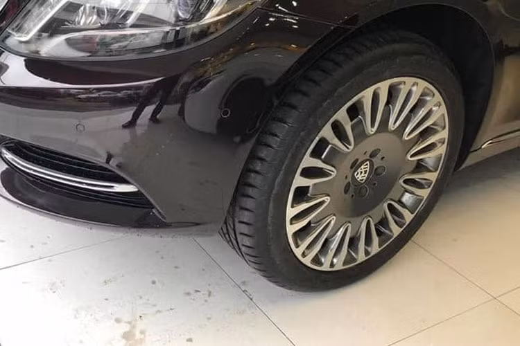 Bên cạnh đó điểm khác biệt về thiết kế ngoại thất so với phiên bản tiêu chuẩn nằm ở lưới tản nhiệt 3 nan kép, đèn pha và đèn định vị LED, bộ vành 19 inch đa chấu, ống xả kép và logo Maybach, vị trí cột B có sự xuất hiện của 2 nẹp kim loại mạ chrome nhằm phân biệt với "người anh em" S-Class...