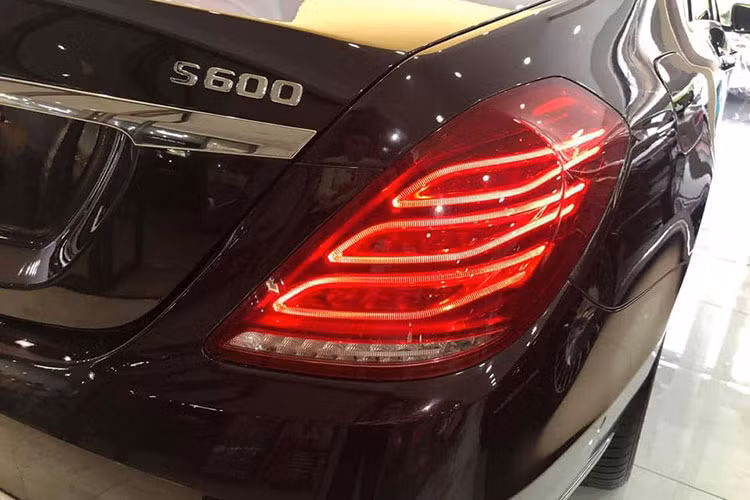 Thiết kế ngoại thất xe cũng được điều chỉnh với lưới tản nhiệt thiết kế mới, các chi tiết bằng crôm. Hệ thống đèn LED phía trong cho ánh sáng trắng tương đương với ánh sáng ban ngày, giúp người lái dễ dàng quan sát. Chủ nhân của Mercedes-Maybach S600 có thể lựa chọn 462 sự kết hợp khác nhau giữa màu sơn ngoại thất/màu nội thất/loại gỗ quý/loại mâm xe...
