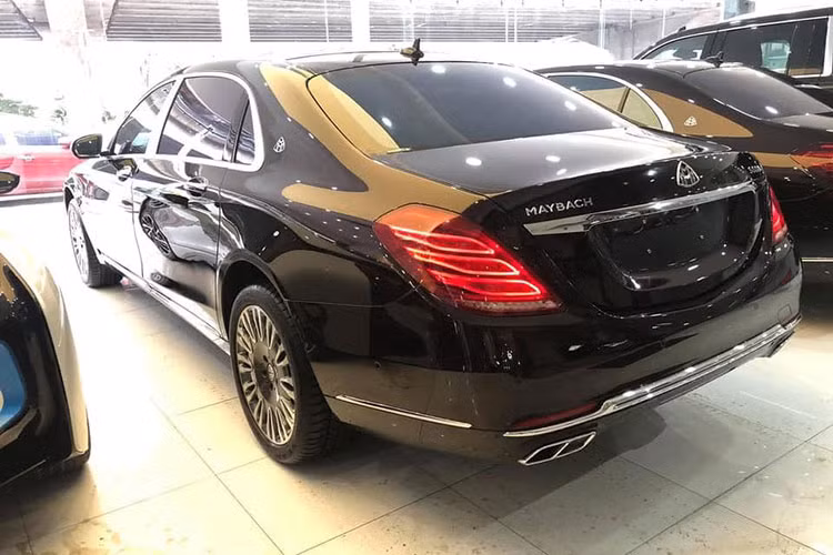 Chiếc xe siêu sang Mercedes-Maybach S600 trong bài viết này là phiên bản sản xuất năm 2016, sở hữu ngoại thất Ruby Black option. Theo như chủ nhân rao bán trên sàn xe cũ Hà Nội, chiếc Mercedes-Maybach S600 lăn bánh khá ít. Do không có nhu cầu tiếp tục sử dụng, chủ nhân của xe đã quyết định rao bán lại với giá hơn 6 tỷ đồng.