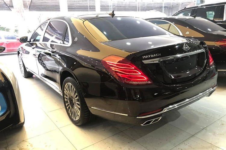 Chiếc xe siêu sang Mercedes-Maybach S600 trong bài viết này là phiên bản sản xuất năm 2016, sở hữu ngoại thất Ruby Black option. Theo như chủ nhân rao bán trên sàn xe cũ Hà Nội, chiếc Mercedes-Maybach S600 lăn bánh khá ít. Do không có nhu cầu tiếp tục sử dụng, chủ nhân của xe đã quyết định rao bán lại với giá hơn 6 tỷ đồng.