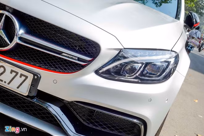 Nhìn bên ngoài, phiên bản AMG có chắn bùn trước rộng hơn và những khe hút gió hầm hố ở cản trước. C63 AMG cũng có hệ thống đèn pha full LED, độ chiếu sáng tương đương với ánh sáng ban ngày.