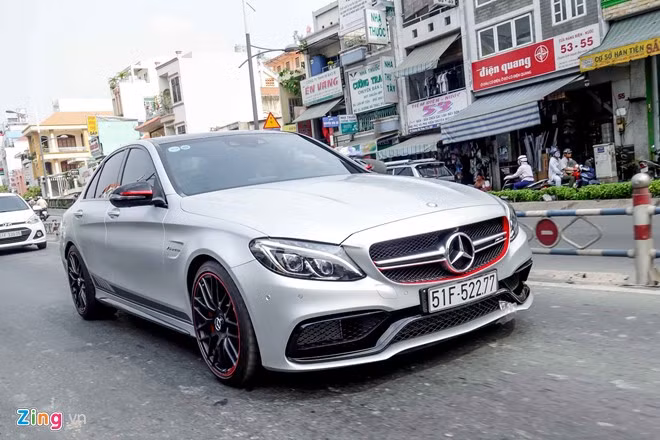 Chiếc xe này được nhập về Việt Nam từ tháng 10/2015 để trưng bày tại Vietnam Motor Show. Mức giá công bố tại thời điểm ra mắt là 4,6 tỷ đồng (chưa bao gồm phí trước bạ).