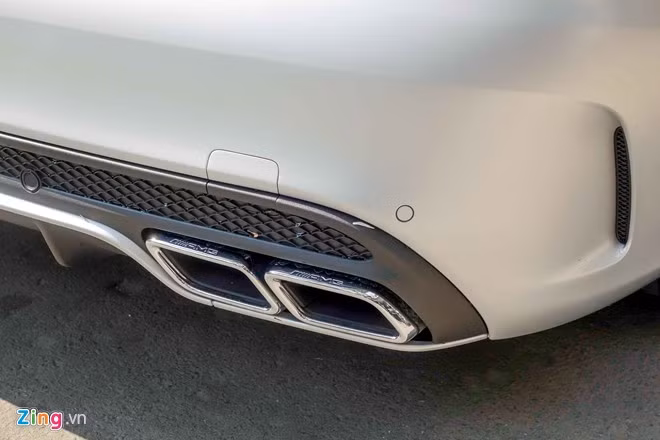 Xe sở hữu cụm ống xả AMG với 2 cặp ống xả đôi đầy uy lực.