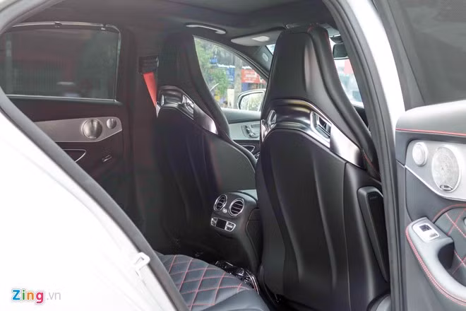 Xe được trang bị ghế ngồi thể thao của AMG, bó sát vào người ngồi. Không gian phía sau vẫn bó sát người ngồi, mặc dù chiều dài cơ sở của C63 đã được kéo dài thêm 3 inch so với bản tiêu chuẩn.