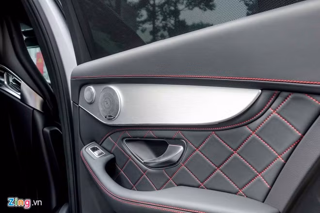 Bên trong xe, các đường chỉ khâu tương phản và da cao cấp giúp chiếc sedan thể thao sang trọng hơn. Nhiều chi tiết được tô điểm bằng sợi carbon và nhôm bóng.