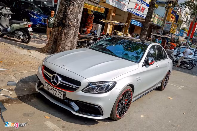  Mercedes C63 S Edition 1 là chiếc xe vừa đủ thoải mái cho bốn người ngồi, nhưng cũng đủ sức mạnh để bứt tốc trên đường không thua những mẫu xe thể thao cơ bắp như Nissan GT-R hay Ford Mustang.