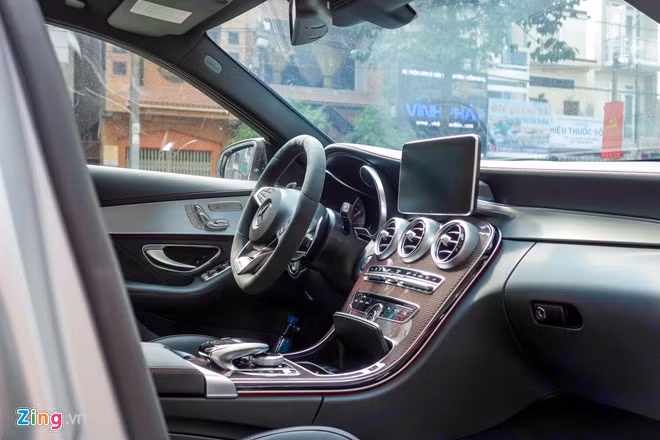 C63 S AMG được trang bị hệ thống kiểm soát khởi động, kết hợp với hộp số tự động 7 cấp ly hợp kép, giúp xe tăng tốc 0-100 km/h trong chỉ 3,9 giây. Lẫy chuyển số tích hợp trên vô lăng giúp thời gian sang số nhanh hơn ở chế độ thể thao.