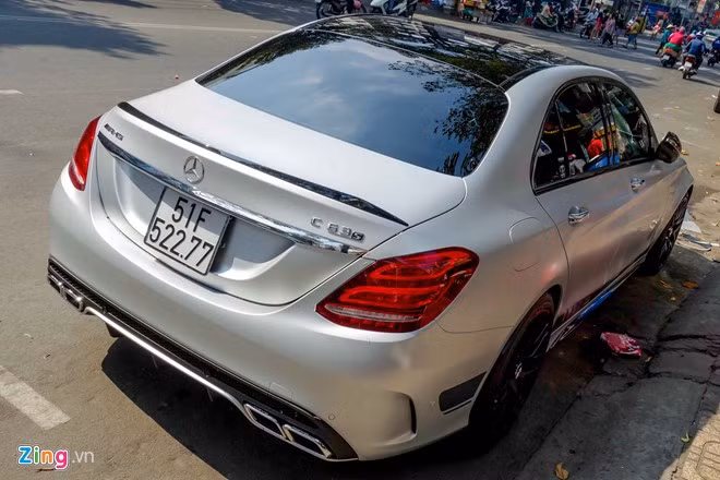  Ngoại trừ AMG GT, hầu hết những chiếc AMG đều trang bị truyền động bốn bánh. C63 đặc biệt hơn bởi có hệ thống truyền động phía sau được thiết kế độc quyền, giúp truyền năng lượng tốt hơn từ khối động cơ đặt trước. 