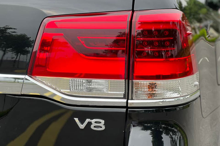 Thân xe sở hữu bộ mâm cỡ lớn đến 20 inch hợp kim đa chấu đẹp mắt, điều này cũng không quá bất ngờ với mẫu xe địa hình của thương hiệu Nhật Bản. Đuôi xe là cụm đèn hậu gồm 9 bóng LED xếp thành 3 hàng mang đến cái nhìn mới mẻ cho xe. Cản sau của xe sơn đen hoàn toàn kèm hệ thống cảm biến lùi, đèn phanh trên cao, camera lùi...