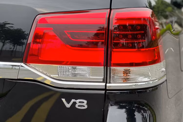 Thân xe sở hữu bộ mâm cỡ lớn đến 20 inch hợp kim đa chấu đẹp mắt, điều này cũng không quá bất ngờ với mẫu xe địa hình của thương hiệu Nhật Bản. Đuôi xe là cụm đèn hậu gồm 9 bóng LED xếp thành 3 hàng mang đến cái nhìn mới mẻ cho xe. Cản sau của xe sơn đen hoàn toàn kèm hệ thống cảm biến lùi, đèn phanh trên cao, camera lùi...