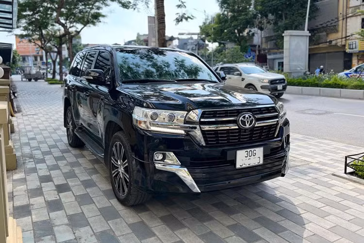 Những chiếc xe SUV Toyota Land Cruiser thế hệ mới hiện đang được xem là "hàng hot" trên thị trường Việt Nam bởi lý do "khan hàng" và gần như không có xe mới về trong thời gian sắp tới. Chính vì vậy những chiếc xe đã qua sử dụng luôn được chào bán với mức giá khá cao, thậm chí nhiều đại lý tư nhân cũng không có xe để bán do nhu cầu sử dụng cao.