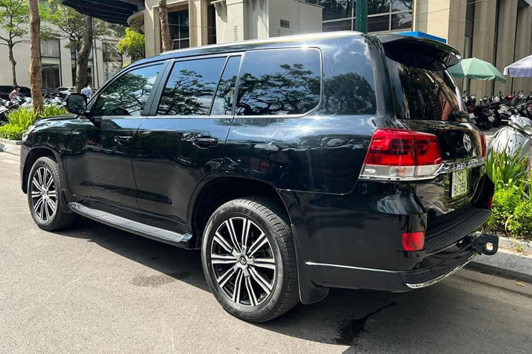 Chiếc xe Toyota Land Cruiser đời 2021 trong bài viết này là một ví dụ, nó đang được chào bán trên sàn xe cũ với mức giá khoảng hơn 5 tỷ đồng với tuổi đời khoảng 1 năm và số oddo lăn bánh theo chủ nhân công khai là khá ít, các chi tiết nội ngoại thất của xe gần như còn rất mới.