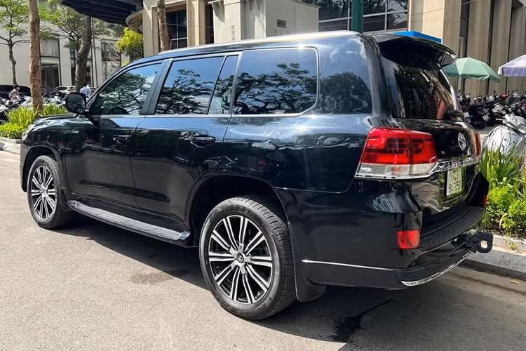 Chiếc xe Toyota Land Cruiser đời 2021 trong bài viết này là một ví dụ, nó đang được chào bán trên sàn xe cũ với mức giá khoảng hơn 5 tỷ đồng với tuổi đời khoảng 1 năm và số oddo lăn bánh theo chủ nhân công khai là khá ít, các chi tiết nội ngoại thất của xe gần như còn rất mới.