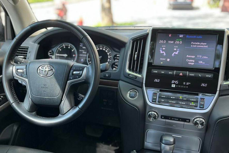 Xe còn đi kèm với nhiều đồ “đồ chơi” hỗ trợ vận hành off-road như khóa vi sai trung tâm, chế độ lựa chọn đa địa hình (Multi-Terrain Select) và chế độ “Crawl Control” tự động vượt địa hình hỗ trợ xe vượt lún cát (nhẹ) hay hệ thống treo khí nén hỗ trợ nâng hạ gầm...