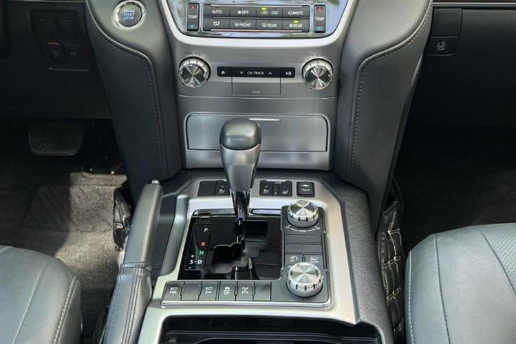 Chiếc xe SUV Toyota Land Cruiser đời 2021 phiên bản nhập từ đại lý tư nhân này được trang bị khối động cơ V8 5.7 lít sản sinh công suất tối đa 362 mã lực, mô-men xoắn cực đại 530 Nm. Xe có khả năng tăng tốc từ 0 - 100 km/giờ trong 7 giây, tốc độ tối đa 220 km/giờ.