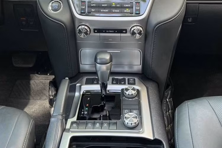 Chiếc xe SUV Toyota Land Cruiser đời 2021 phiên bản nhập từ đại lý tư nhân này được trang bị khối động cơ V8 5.7 lít sản sinh công suất tối đa 362 mã lực, mô-men xoắn cực đại 530 Nm. Xe có khả năng tăng tốc từ 0 - 100 km/giờ trong 7 giây, tốc độ tối đa 220 km/giờ.