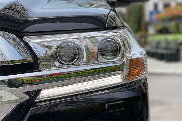 Chiếc SUV Toyota Land Cruiser 2021 nhập khẩu này có chiều Dài x Rộng x Cao tương ứng ở mức 4.990 x 1.980 x 1.905 mm, trục cơ sở 2.850 mm. Phần đầu xe với lưới tản nhiệt mạ crom hoàn toàn và cứng cáp nhờ những thanh ngang to bản nối liền hệ thống đèn chiếu sáng Full-Led. 