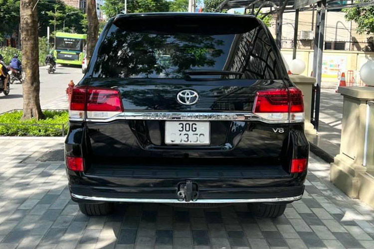 Dung tích động cơ lớn góp phần đẩy giá bán Toyota Land Cruiser V8 nhập khẩu này khi mới về Việt Nam là khá cao (nếu là bản Trung Đông khoảng hơn 8 tỷ đồng). Bù lại, chiếc xe này sở hữu gần như đầy đủ tất các trang bị tiện nghi và an toàn cao cấp nhất của dòng SUV địa hình.