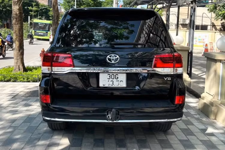 Dung tích động cơ lớn góp phần đẩy giá bán Toyota Land Cruiser V8 nhập khẩu này khi mới về Việt Nam là khá cao (nếu là bản Trung Đông khoảng hơn 8 tỷ đồng). Bù lại, chiếc xe này sở hữu gần như đầy đủ tất các trang bị tiện nghi và an toàn cao cấp nhất của dòng SUV địa hình.