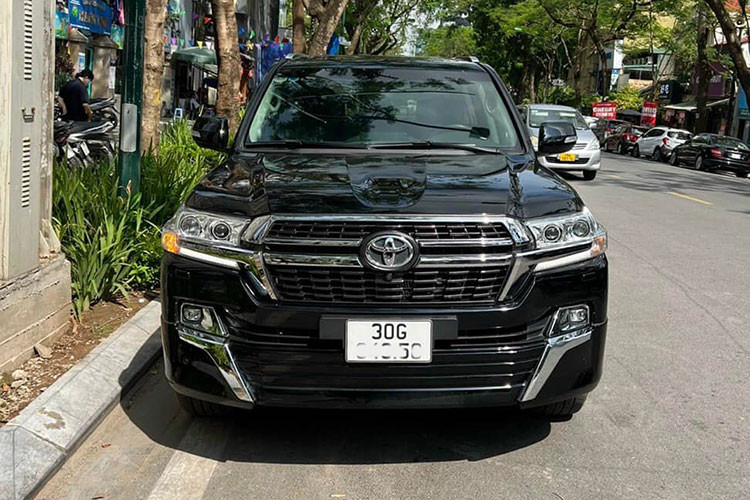 Trên thị trường xe cũ giện nay, giá xe Toyota Land Cruiser 2021 cũ không dưới 5 tỷ đồng (tuỳ theo tình trạng của xe) - như vậy, nó còn đắt hơn cả phiên bản 2022 niêm yết chính hãng hơn 4 tỷ. Tuy nhiên, hiện Toyota Land Cruiser 2022 tại Việt Nam cũng như thế giới đều không có xe để bán ra và nếu có thì mức giá cũng chênh tới cả tỷ đồng. 