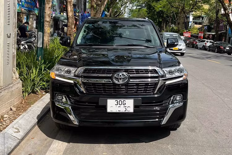 Trên thị trường xe cũ giện nay, giá xe Toyota Land Cruiser 2021 cũ không dưới 5 tỷ đồng (tuỳ theo tình trạng của xe) - như vậy, nó còn đắt hơn cả phiên bản 2022 niêm yết chính hãng hơn 4 tỷ. Tuy nhiên, hiện Toyota Land Cruiser 2022 tại Việt Nam cũng như thế giới đều không có xe để bán ra và nếu có thì mức giá cũng chênh tới cả tỷ đồng. 