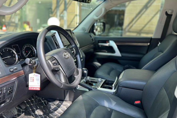 Một số trang bị an toàn và tiện nghi nổi bật khác bao gồm hệ thống ga hành trình thích ứng, cảnh báo lệch làn đường, nâng hạ gầm, cửa sổ trời cho khoang lái, các ghế chỉnh điện nhớ 3 vị trí, hệ thống camera 360, cốp sau mở kiểu vỏ sò đóng/mở điện, gương gập điện, rửa đèn pha tự động, hàng ghế thứ 2 có 2 màn hình giải trí cỡ lớn, hệ thống âm thanh loa JBL cao cấp, hộp lạnh phía trước, nhiều công nghệ hỗ trợ offroad...