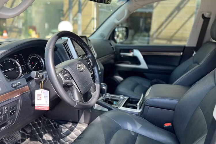 Một số trang bị an toàn và tiện nghi nổi bật khác bao gồm hệ thống ga hành trình thích ứng, cảnh báo lệch làn đường, nâng hạ gầm, cửa sổ trời cho khoang lái, các ghế chỉnh điện nhớ 3 vị trí, hệ thống camera 360, cốp sau mở kiểu vỏ sò đóng/mở điện, gương gập điện, rửa đèn pha tự động, hàng ghế thứ 2 có 2 màn hình giải trí cỡ lớn, hệ thống âm thanh loa JBL cao cấp, hộp lạnh phía trước, nhiều công nghệ hỗ trợ offroad...