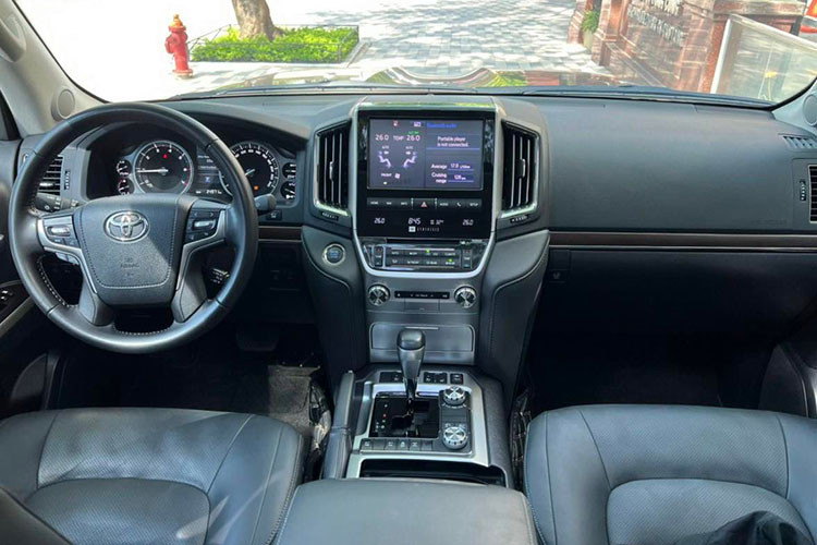 Bên trong xe nội thất với ghế được bọc da cao cấp, một số chi tiết ốp gỗ tự nhiên. Màn hình giải trí đa phương tiện cỡ lớn tích hợp nhiều công nghệ hiện đại được bao bọc bởi một khung kim loại chắc chắn, 2 bên là 2 cửa gió điều hòa, phía dưới là loạt nút bấm điều chỉnh cũng như màn hình LCD nhỏ hiển thị nhiệt độ và lượng gió điều hòa. Hệ thống điều hòa 4 vùng độc lập.