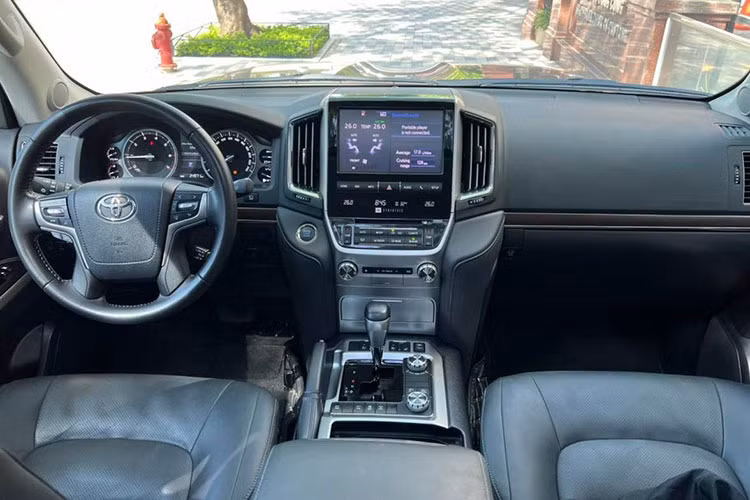 Bên trong xe nội thất với ghế được bọc da cao cấp, một số chi tiết ốp gỗ tự nhiên. Màn hình giải trí đa phương tiện cỡ lớn tích hợp nhiều công nghệ hiện đại được bao bọc bởi một khung kim loại chắc chắn, 2 bên là 2 cửa gió điều hòa, phía dưới là loạt nút bấm điều chỉnh cũng như màn hình LCD nhỏ hiển thị nhiệt độ và lượng gió điều hòa. Hệ thống điều hòa 4 vùng độc lập.