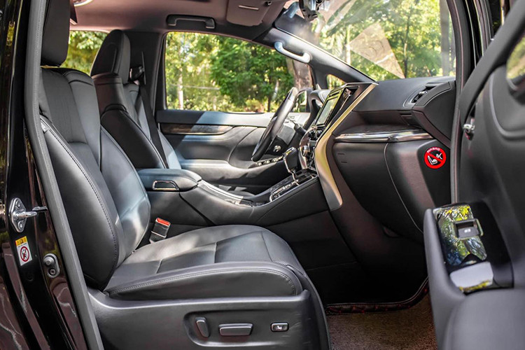 Hệ thống giải trí trên mẫu MPV hạng sang Toyota Alphard 2019 sẽ vẫn bao gồm màn hình cảm ứng 8 inch ở bảng táp-lô. Hàng ghế sau có màn hình giải trí riêng biệt 9 inch. Một số tiện nghi khác có thể kể đến gồm điều hòa 3 vùng, cửa sổ trời toàn cảnh, khởi động nút bấm, phanh tay điện tử...